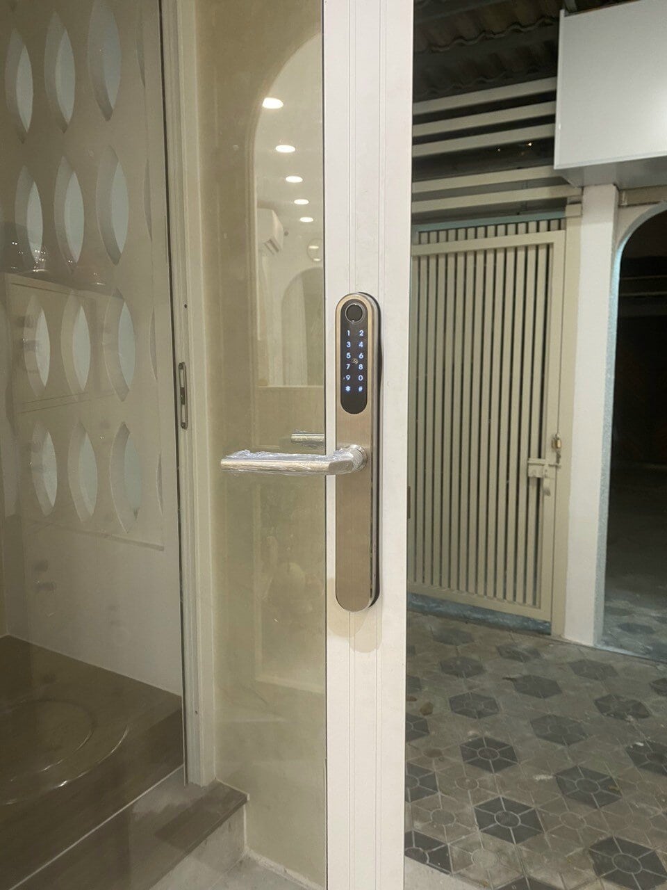 khóa vân tay cửa nhôm