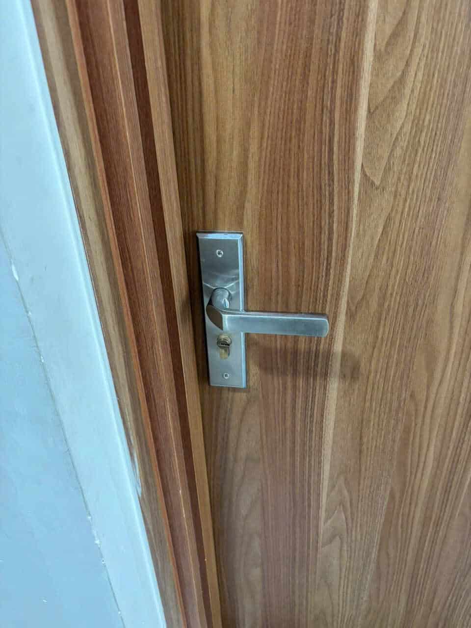lắp khóa vân tay cửa gỗ chung cư nha trang